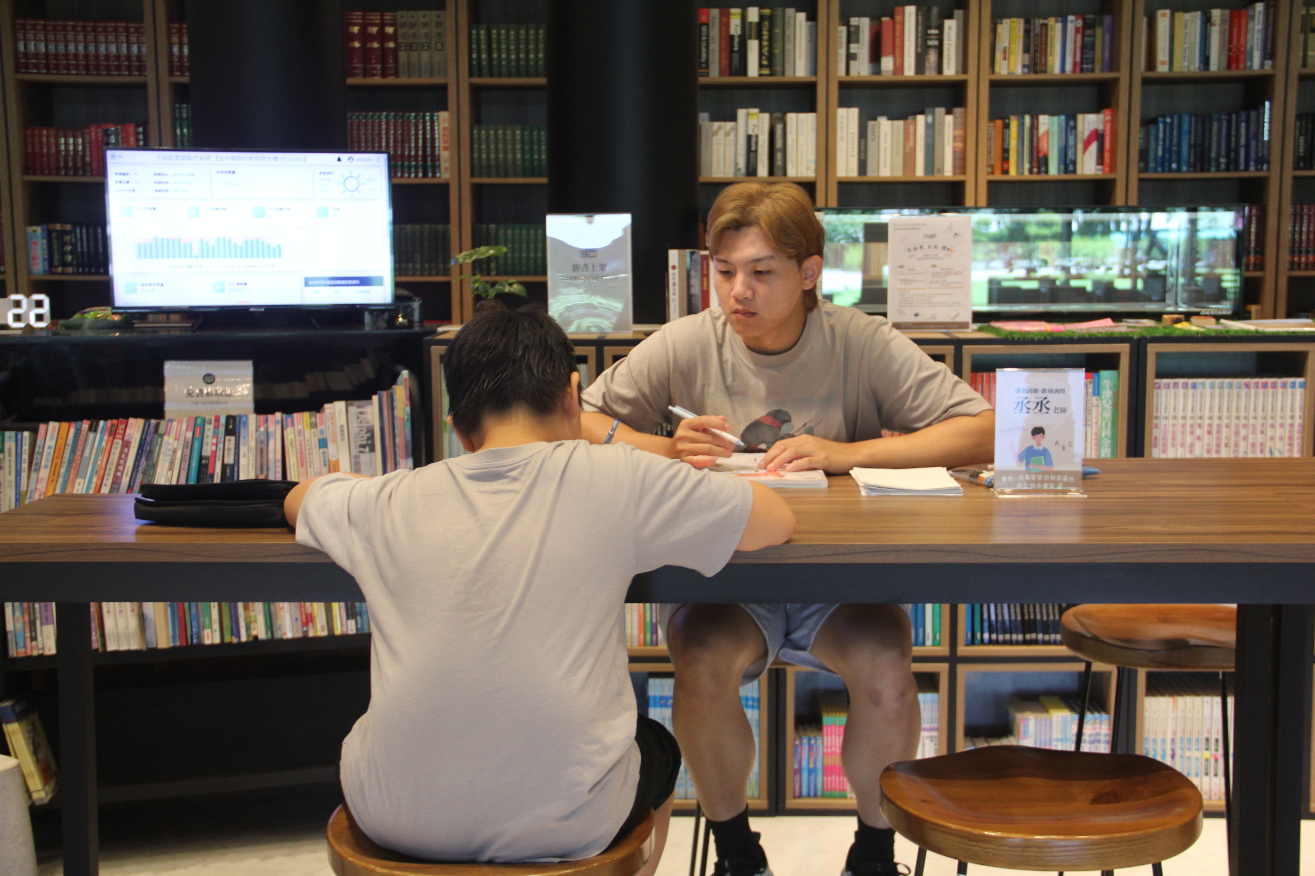 【媒體報導】網銀基金會把不會變成會！暑假學習秘密基地 拾本書堂國中小生免費課輔