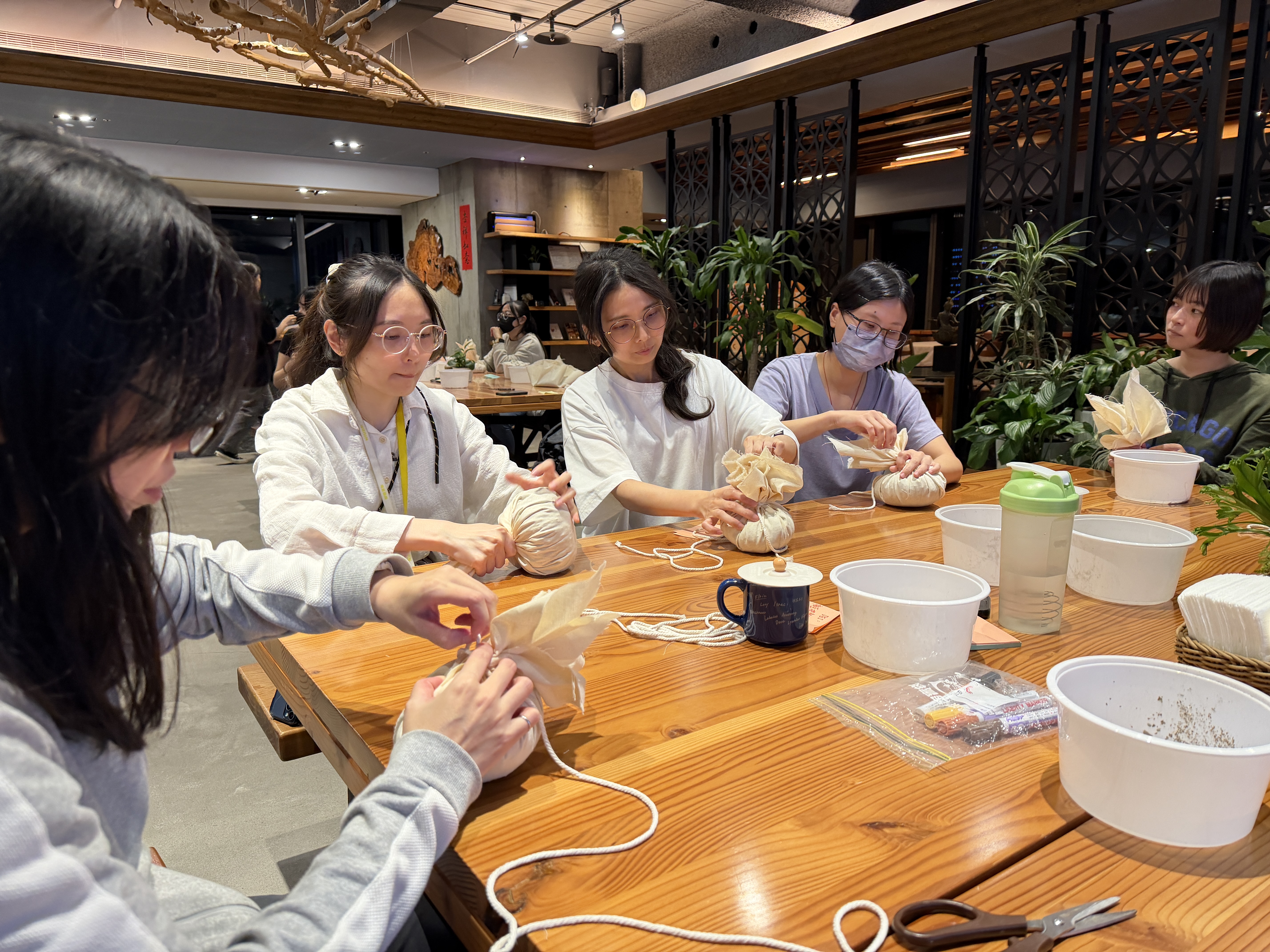 一張含有 人員, 服裝, 室內, 資料表 的圖片AI 產生的內容可能不正確。