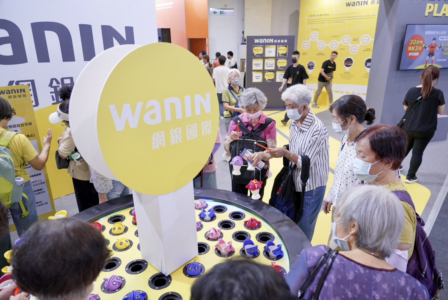 網銀國際將健康娛樂與數位安全觀念延伸至不同族群,透過高齡健康產業博覽會等交流活動,結合互動遊戲與防詐宣導,讓科技知識更貼近大眾生活,提升民眾對數位風險的認識與防範意識